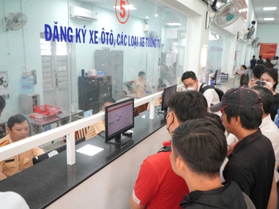 Hà Nội nghiên cứu tăng lệ phí trước bạ, phí biển số ô tô, xe máy dùng nhiên liệu hóa thạch