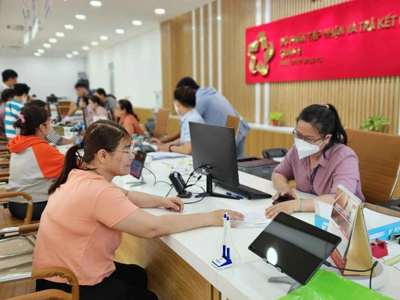 Thủ tướng yêu cầu không để tình trạng "cò làm giấy tờ" tại các Trung tâm Phục vụ hành chính công