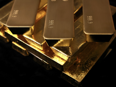 Giá vàng trượt dốc vì đồng USD mạnh lên