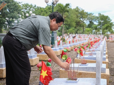 Thủ tướng Phạm Minh Chính dâng hương, tri ân liệt sĩ tại Quảng Trị