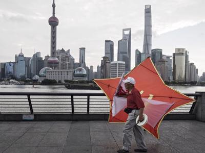 Hút được dòng tiền nóng, Trung Quốc chưa kịp mừng đã lo "sốt vó"