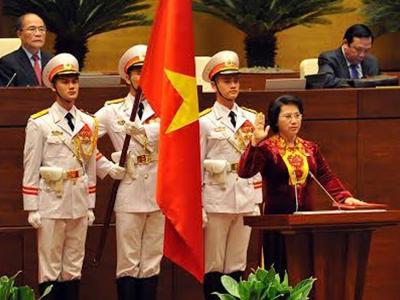 Các nhà lãnh đạo tuyên thệ đều phải đặt tay lên Hiến pháp