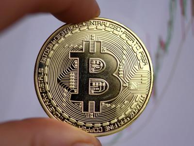 Giá Bitcoin tiếp tục lập kỷ lục, cổ phiếu tiền ảo tăng bùng nổ