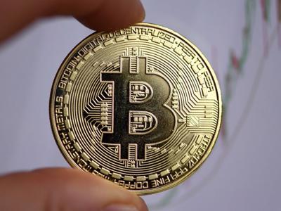 “Cơn sốt” tiền ảo tiếp diễn, Bitcoin tiến sát mốc 50.000 USD