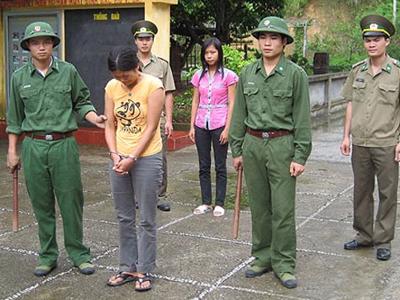 Mua bán người: “Vận chuyển” có phải tội danh?