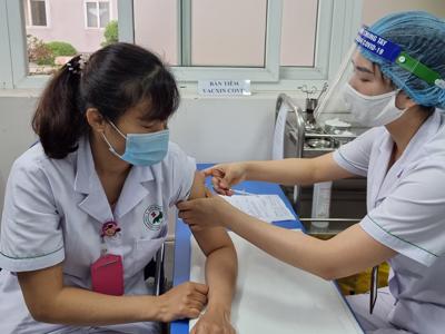 Hà Nội đã tiêm vaccine Covid-19 cho gần 7.000 người, có 12 ca phản vệ nặng