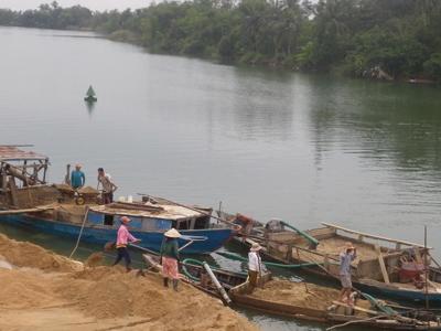 Buông lỏng quản lý, bùng phát khai thác cát trái phép