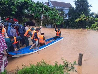 Nhiều doanh nghiệp trữ hàng thiết yếu phòng lũ ở miền Trung