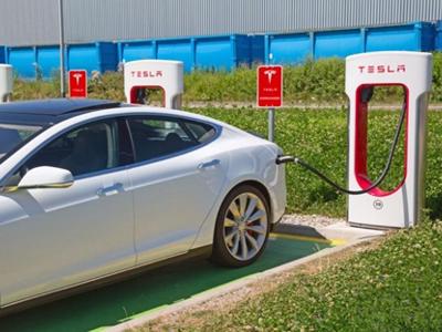 Doanh thu tăng gấp đôi, xe điện Tesla vẫn lỗ lớn