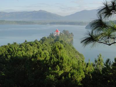 Vẻ đẹp tĩnh lặng xanh biếc của Biển Hồ Pleiku