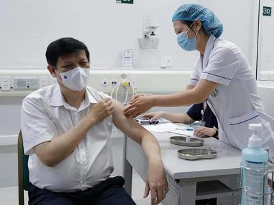 Bộ trưởng Bộ Y tế Nguyễn Thanh Long tiêm vaccine phòng Covid-19