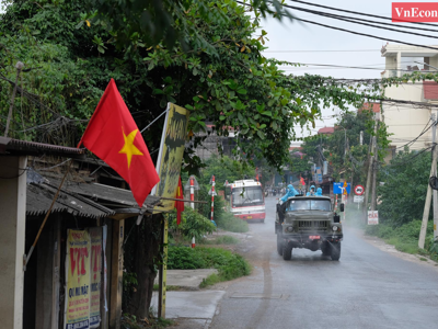 [Phóng sự ảnh] Phun khử khuẩn huyện Thường Tín, Phó Chủ tịch UBND Tp.Hà Nội Chử Xuân Dũng trực tiếp kiểm tra