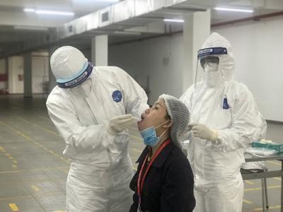 Tiêm vaccine phòng Covid-19 cho công nhân tại các khu công nghiệp Bắc Ninh và Bắc Giang
