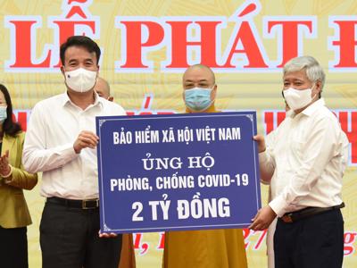 Bảo hiểm xã hội Việt Nam trao 2 tỷ đồng ủng hộ phòng chống Covid-19