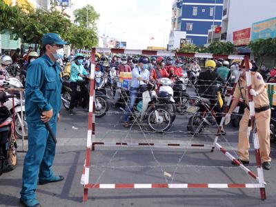 Ngày đầu giãn cách xã hội, Quận Gò Vấp tạm gỡ chốt phong tỏa Covid-19 vì giao thông ùn ứ