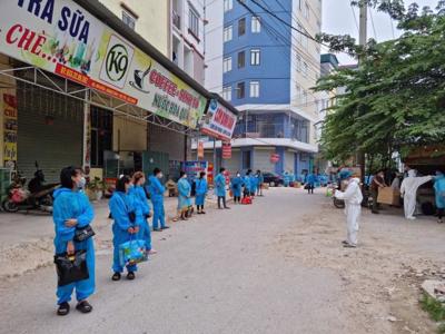 Bắc Giang chuyển gần 7.000 công nhân khỏi “điểm nóng” Núi Hiểu