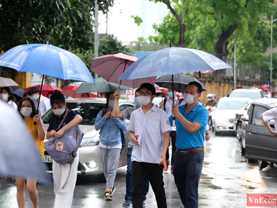 Hà Nội: Hơn 93.000 học sinh đội mưa dự thi vào lớp 10