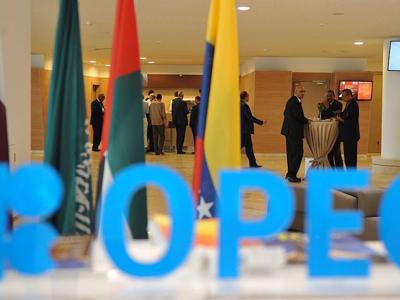 Nội bộ OPEC lục đục, giá dầu càng tăng nóng