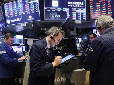Dow Jones và S&P 500 trượt dốc, Nasdaq lập kỷ lục mới