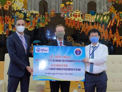 Hơn 97.000 liều vaccine phòng Covid-19 của Pfizer/BioNtech đầu tiên đã về Việt Nam