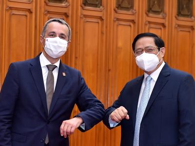 Thủ tướng đề nghị Thụy Sĩ giúp Việt Nam tiếp cận vaccine và hợp tác chuyển giao công nghệ