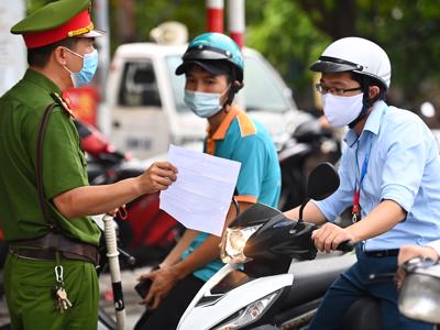 Hà Nội siết chặt cấp giấy đi đường, yêu cầu xuất trình cả lịch làm việc