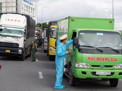 Xe vận tải "luồng xanh" phải khai báo y tế hệ thống phần mềm quản lý công dân vùng dịch