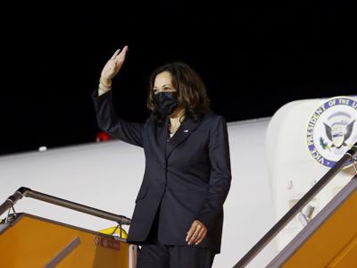 Phó Tổng thống Mỹ Kamala Harris tới Nội Bài, bắt đầu chuyến thăm Việt Nam