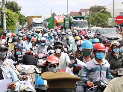 Trả lương nghỉ việc để giữ chân lao động trước làn sóng "ồ ạt về quê"