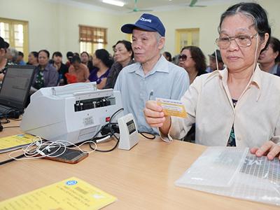 Khi bị tinh giản biên chế, tuổi nghỉ hưu sớm được xác định thế nào?