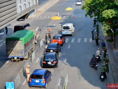 Hà Nội ngày đầu lập chốt kiểm soát quanh “vùng đỏ”