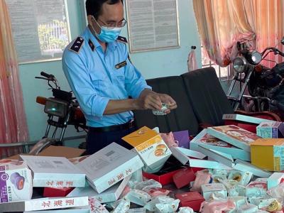 Thu giữ và tiêu huỷ nhiều bánh trung thu không rõ nguồn gốc  