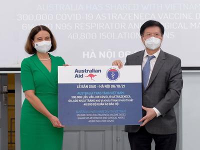 Tiếp nhận thêm 300.000 liều vaccine Covid-19 và trang thiết bị chống dịch từ Australia