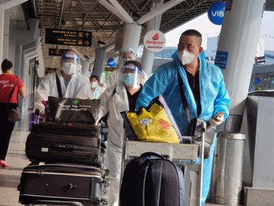 Ngày đầu "mở cửa", nhiều chuyến bay hủy phút chót do "vướng" quy định cách ly