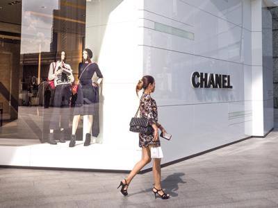 Hàn Quốc: “Mỗi người một túi Chanel” và cơn khát hàng xa xỉ