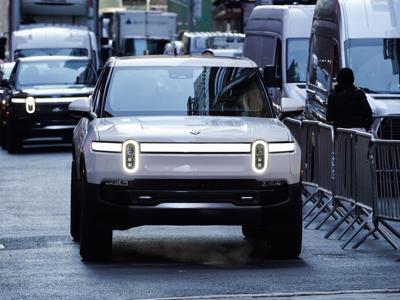 Vừa lên sàn, hãng xe điện “vô danh” Rivian đã chạm vốn hoá 100 tỷ USD
