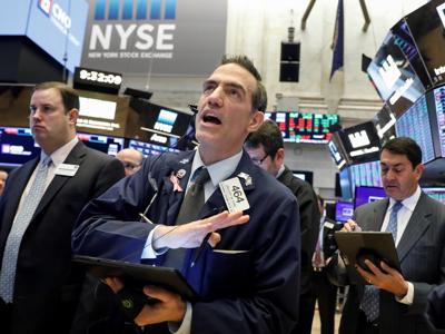 S&P 500 và Dow Jones cùng lập kỷ lục mới, giá dầu lên cao nhất 1 tháng