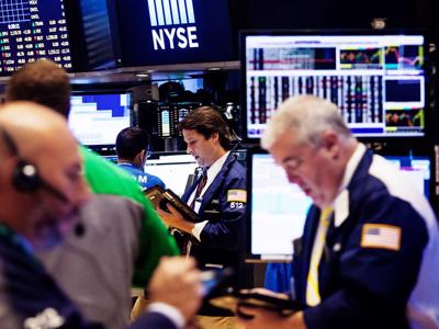 Dow Jones lập kỷ lục mới, giá dầu tăng mạnh dù OPEC+ nâng sản lượng, Bitcoin vẫn đi xuống