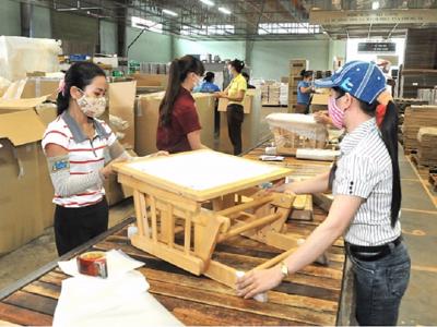 Sản xuất và xuất khẩu đồ gỗ kỳ tích trong gian khó