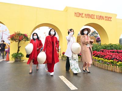 Hơn 7 vạn lượt khách check in đường hoa Home Hanoi Xuan 2022 và phố đi bộ Pont de Long Biên