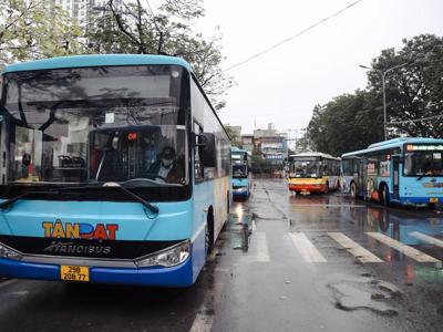 Hà Nội: Chỉ còn 3/121 tuyến buýt hoạt động cầm chừng, phải giãn cách chỗ