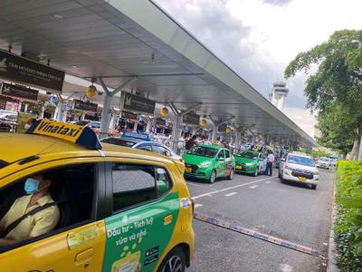 Giải quyết dứt điểm taxi dù chèo kéo, ép giá hành khách tại sân bay Tân Sơn Nhất