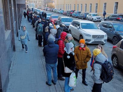 Người Nga ồ ạt gom USD vì lo đồng Rúp sẽ sụp đổ