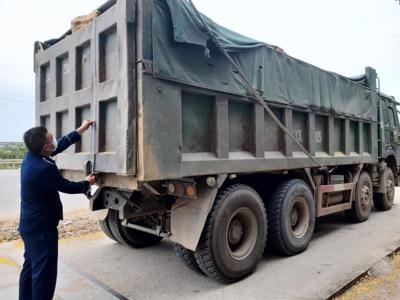 Siết kiểm tra ngay tại đầu mối bốc xếp hàng hoá, chặn đứng xe quá tải “lộng hành”