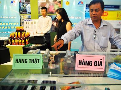 Nhiều người tiêu dùng Việt đang tiếp tay cho hàng giả?