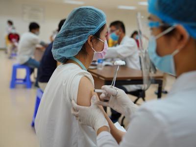 Tiêm mũi 4 vaccine Covid-19 cho lực lượng tuyến đầu