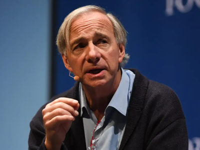 Ray Dalio: Tiền mặt vẫn là "rác" nhưng cổ phiếu còn "rác" hơn giữa bão lạm phát