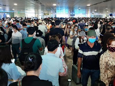 TP HCM yêu cầu xử lý triệt để nạn “cò mồi”, chèo kéo, bắt khách tại sân bay Tân Sơn Nhất