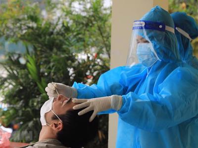 Đề xuất tăng phụ cấp ưu đãi nghề lên 100% cho nhân viên y tế 