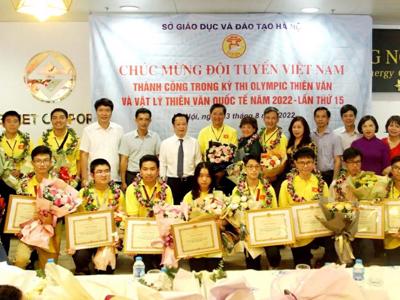 Đón đoàn học sinh Hà Nội với những thành tích ấn tượng trở về từ Kỳ thi IOAA thứ 15